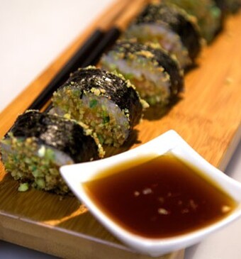 Spicy salmon sushi (sushi met pittige zalm)