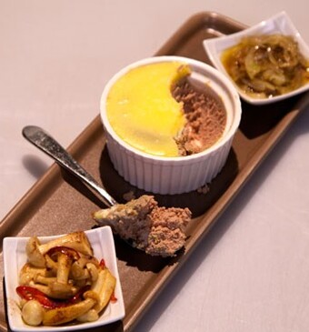 Paté van kippenlevers met een komijn-uiencompote en gebakken champignons