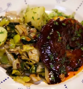 Gestoofde prei met hoisin-speklappen