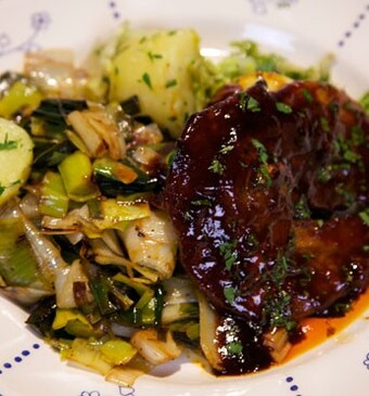 Gestoofde prei met hoisin-speklappen