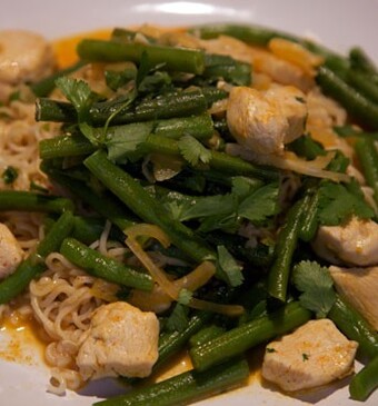 Kipcurry met sperziebonen