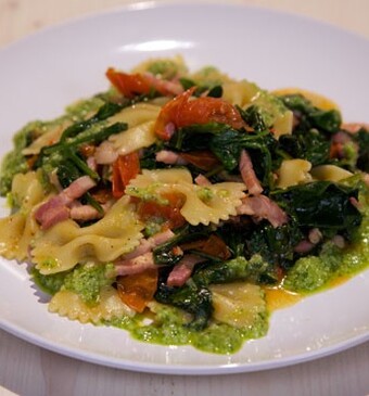 Spinaziepasta met pesto-saus