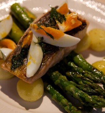 Gegrilde groene asperges met zalm