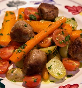 Bospeen-aardappelsalade met gehaktballetjes