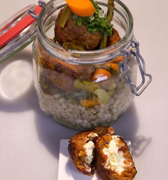 Balletjes van lamsgehakt met gort en zoetzure groente