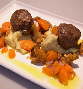 Kalfsmedaillons met amandelpuree en carrottes au beurre noisette