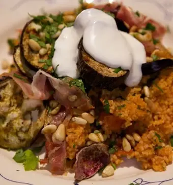 Tomatencouscous met ras el hanout-aubergines