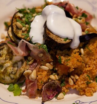 Tomatencouscous met ras el hanout-aubergines