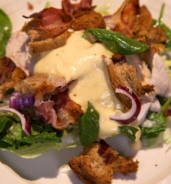 Caesar salade met gepocheerde kip