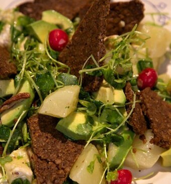 Salade met gepocheerde peren en roggebrood