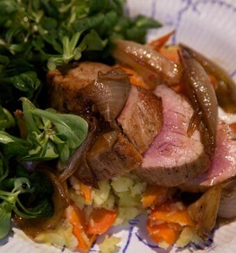 Glanzende varkenshaas met wortelstamppot