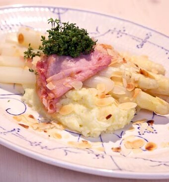 Hollandse asperges met boerenachterham in abrikozen glacé