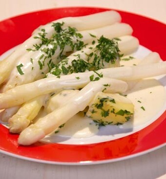 Asperges met Parmezaanse kaassaus