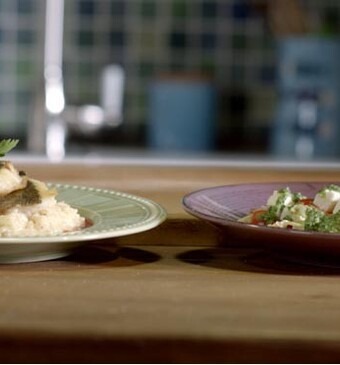 Zeebaars met risotto en tomaat-venkelsalade