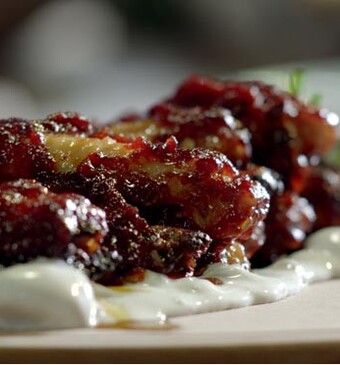 Kippenvleugels met barbecuesaus in de oven en schimmelkaascrème