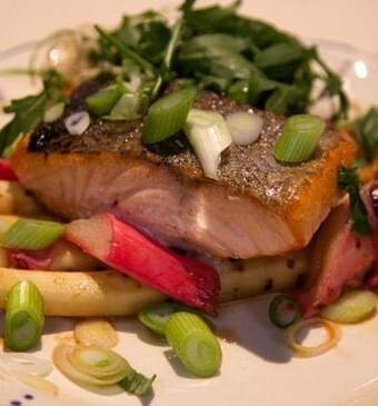 Gegrilde asperges en rabarber met zalm