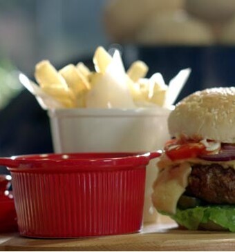 Huisgemaakte hamburger met gefrituurde rozemarijnaardappels