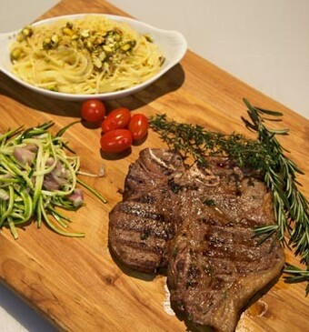 Bistecca alla Fiorentina e spaghetti con gorgonzola (T-bone steak uit Florence en spaghetti met gorgonzola)