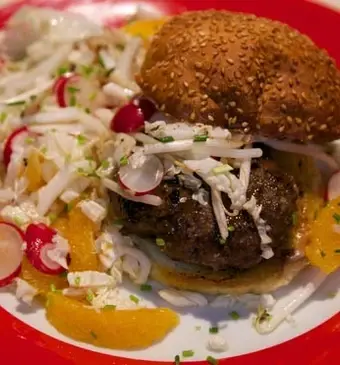 Teriyakiburgers met Chinese koolsalade