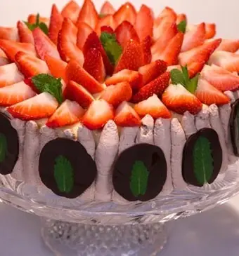 Chocolade-munttaart met aardbeien