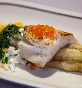 Gebakken snoekbaarsfilet met Hollandse asperges in ansjovisboter