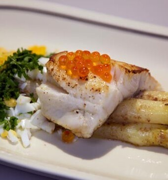 Gebakken snoekbaarsfilet met Hollandse asperges in ansjovisboter