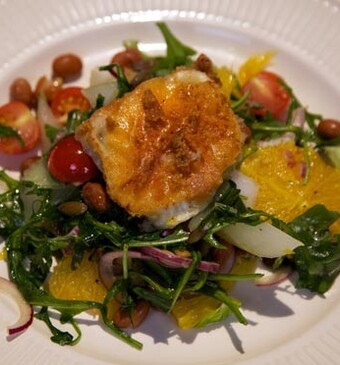 Salade met gebakken geitenkaas en sinaasappel