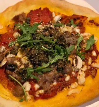 Pizza con salsiccia, acciughe e funghi (Pizza met saucijzen, ansjovis en champignons)