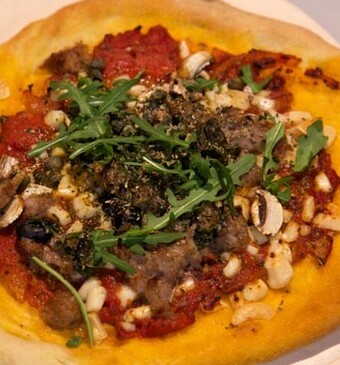 Pizza con salsiccia, acciughe e funghi (Pizza met saucijzen, ansjovis en champignons)