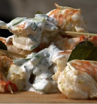 Thaise gamba’s en komkommer-yoghurtdip met munt