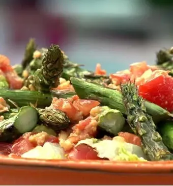 Veganistische recepten: Aspergesalade met salsa romesco