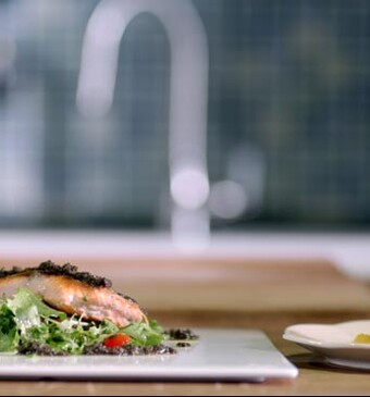 Gebakken zalm met lente-ui en peterseliesalade