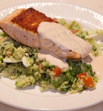 Couscoussalade met gegrilde zalm en harissayoghurt