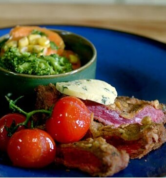 Verse runderschnitzel met broccolisalade en kruidenboter