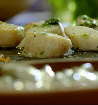 Gesauteerde coquilles met champignons in roomsaus