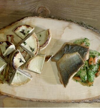 Gebakken zeebaars op een bedje van groente en gegrilde artisjok met witlof