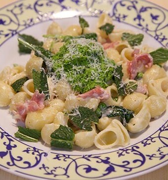 Pipe rigate met ham en doperwtenpesto