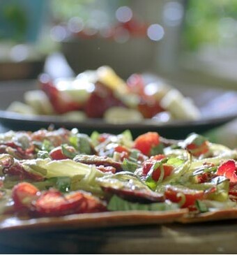 Homemade pizza en fruitsalade met vanillesiroop