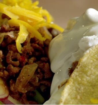 Mexicaanse taco’s en tortilla’s met Gruyère en basilicum