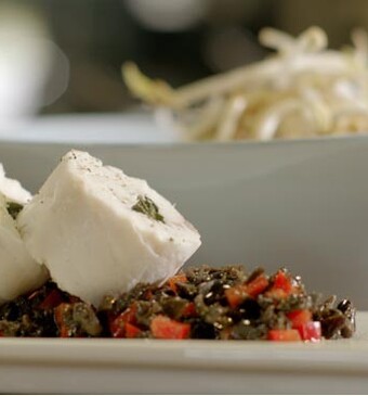 Zeebaarsfilet met olijvensaus en witlof-taugésalade