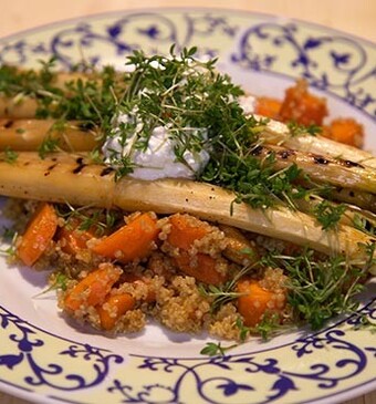 Gekaramelliseerde Hollandse asperges met quinoasalade