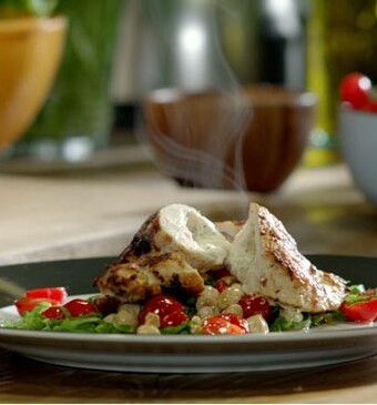 Gevulde kipfilet en cherrytomaten-rucolasalade