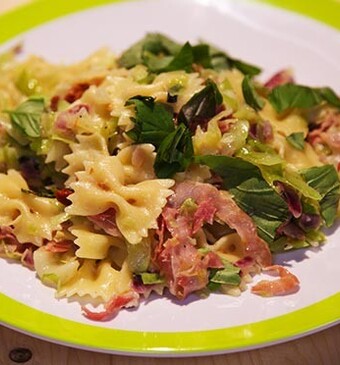 Pasta met Italiaans gestoofde spitskool