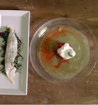 Sliptongcarpaccio met zeekraal en aardbeien met basilicum-kiwisaus