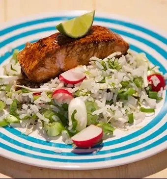 Zomerse rijstsalade met Oosterse zalm