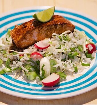 Zomerse rijstsalade met Oosterse zalm