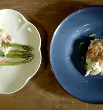 Kip met basilicumpesto, bechamelsaus en asperge-aardappelsalade