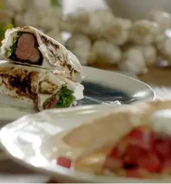 Lamsvleeswrap met andijvie en venkelpuree & bladerdeeg met in rode wijn gekookte peer