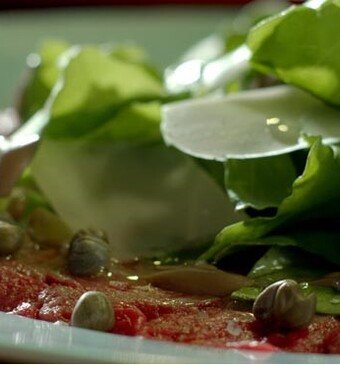 Ossenhaascarpaccio met gorgonzola-walnotensalade met peer