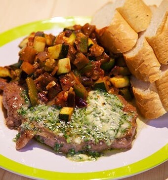 Entrecotes met blauwe kaasboter en ratatouille